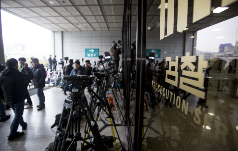 검찰 앞 취재진;검찰 스케치;서울중앙지검