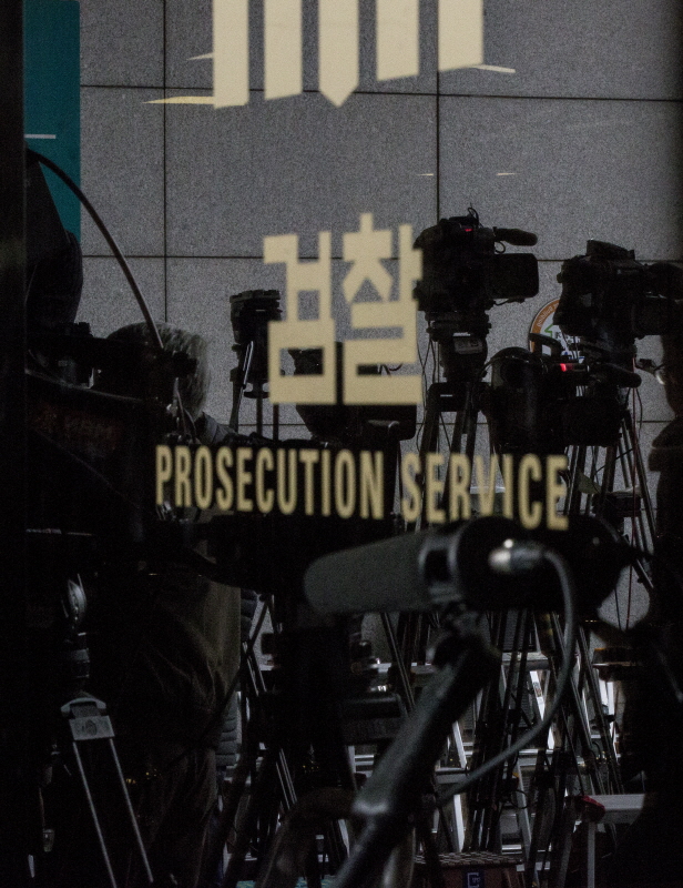검찰 앞 취재진;검찰 스케치;서울중앙지검