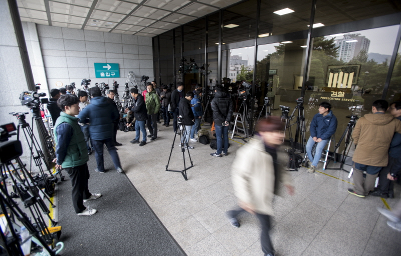 검찰 앞 취재진;검찰 스케치;서울중앙지검