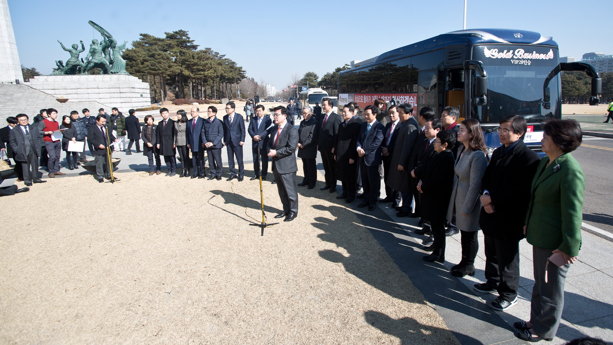 자유한국당;자유한국당 버스출정식;인명진;정우택
