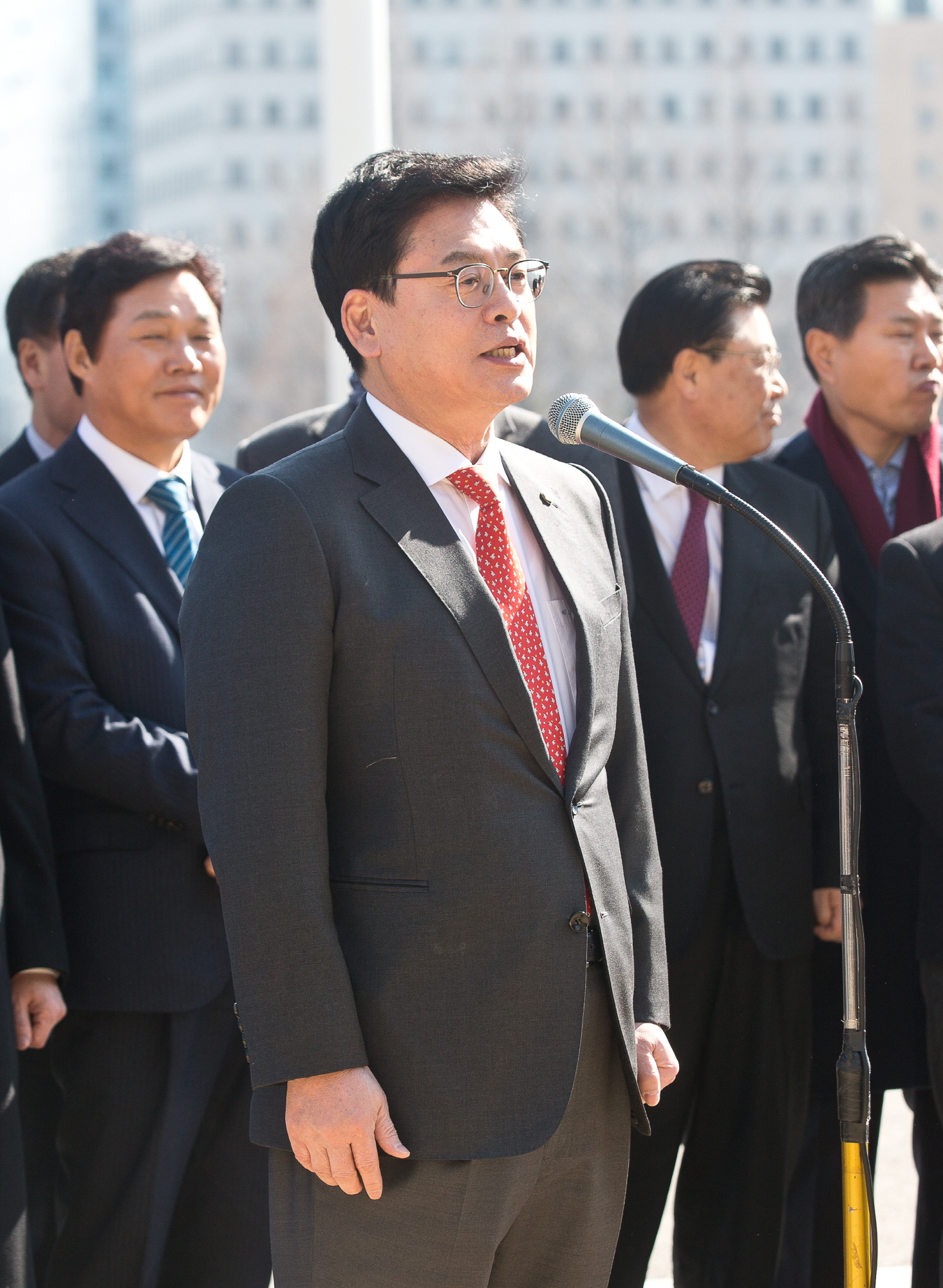 자유한국당;자유한국당 버스출정식;인명진;정우택