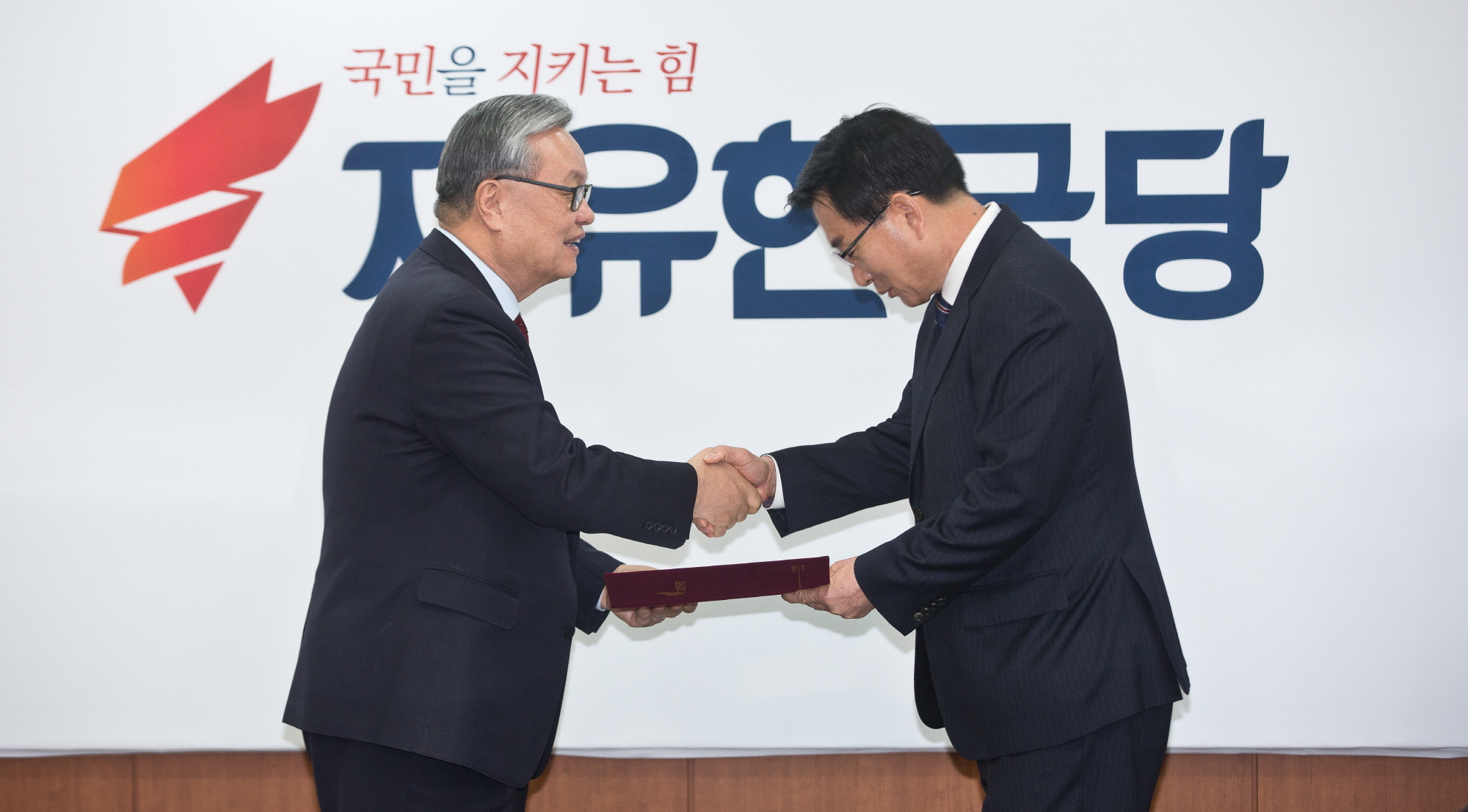 인명진;자유한국당;자유한국당 개헌특위 위촉장 전달;장원석;한희원;우종철;조규상;신용한;백미란