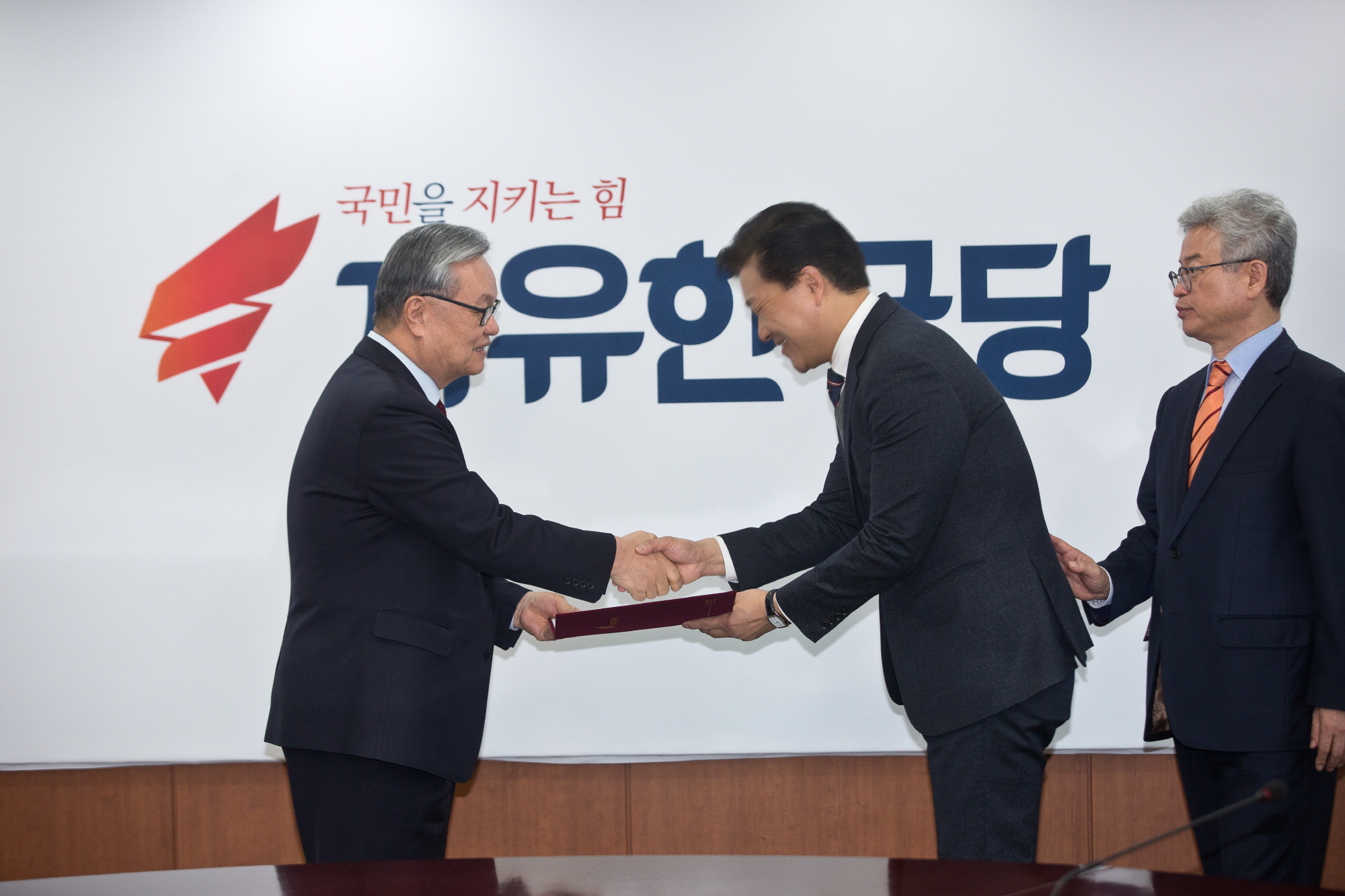 인명진;자유한국당;자유한국당 개헌특위 위촉장 전달;장원석;한희원;우종철;조규상;신용한;백미란