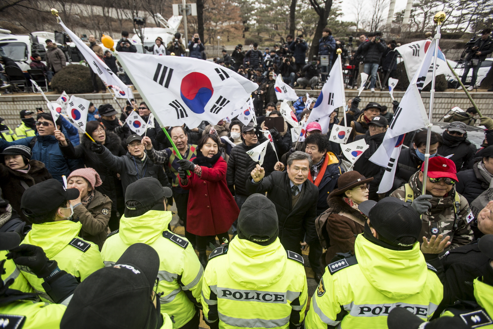 보수단체;법원 태극기;법원 앞 보수단체;이재용 보수단체