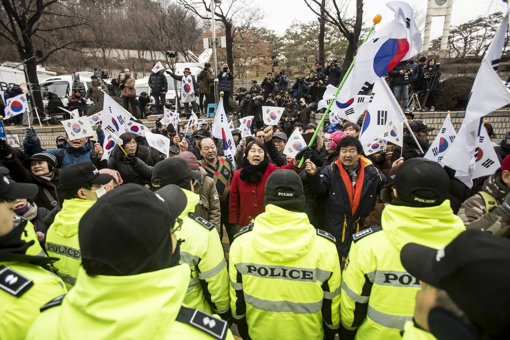 보수단체;법원 태극기;법원 앞 보수단체;이재용 보수단체