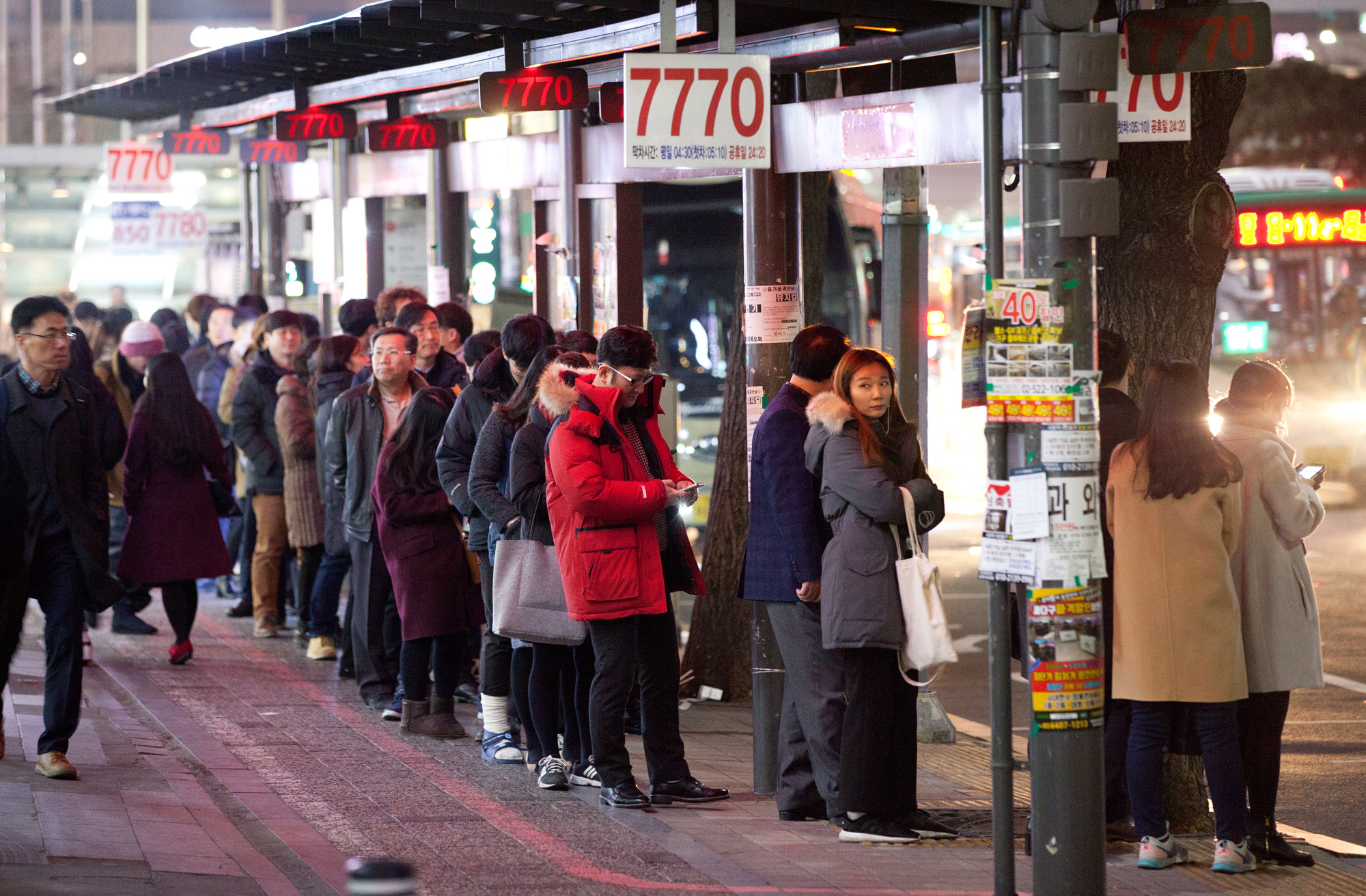 광역버스;광역버스정류장;버스정류장;사당;사당버스정류장;버스기다리는시민;사당정류장