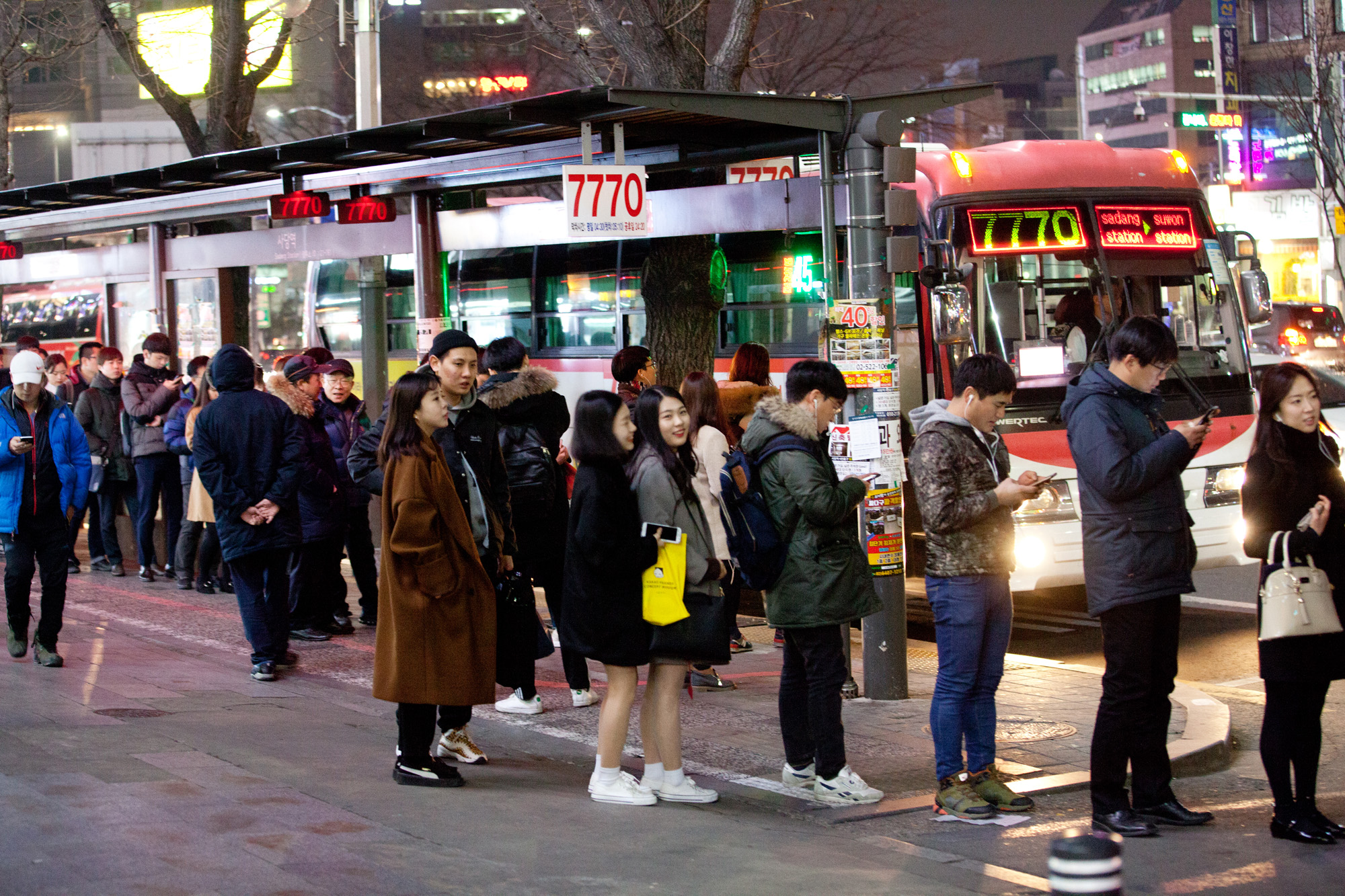 광역버스;광역버스정류장;버스정류장;사당;사당버스정류장;버스기다리는시민;사당정류장