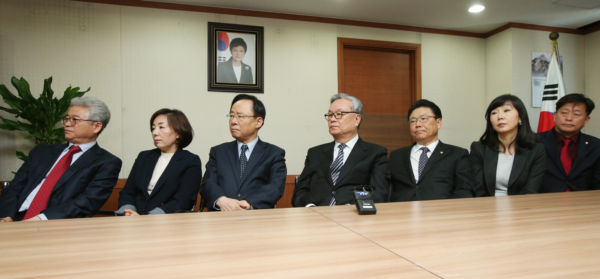 정치;자유한국당;인명진;탄핵선고시청