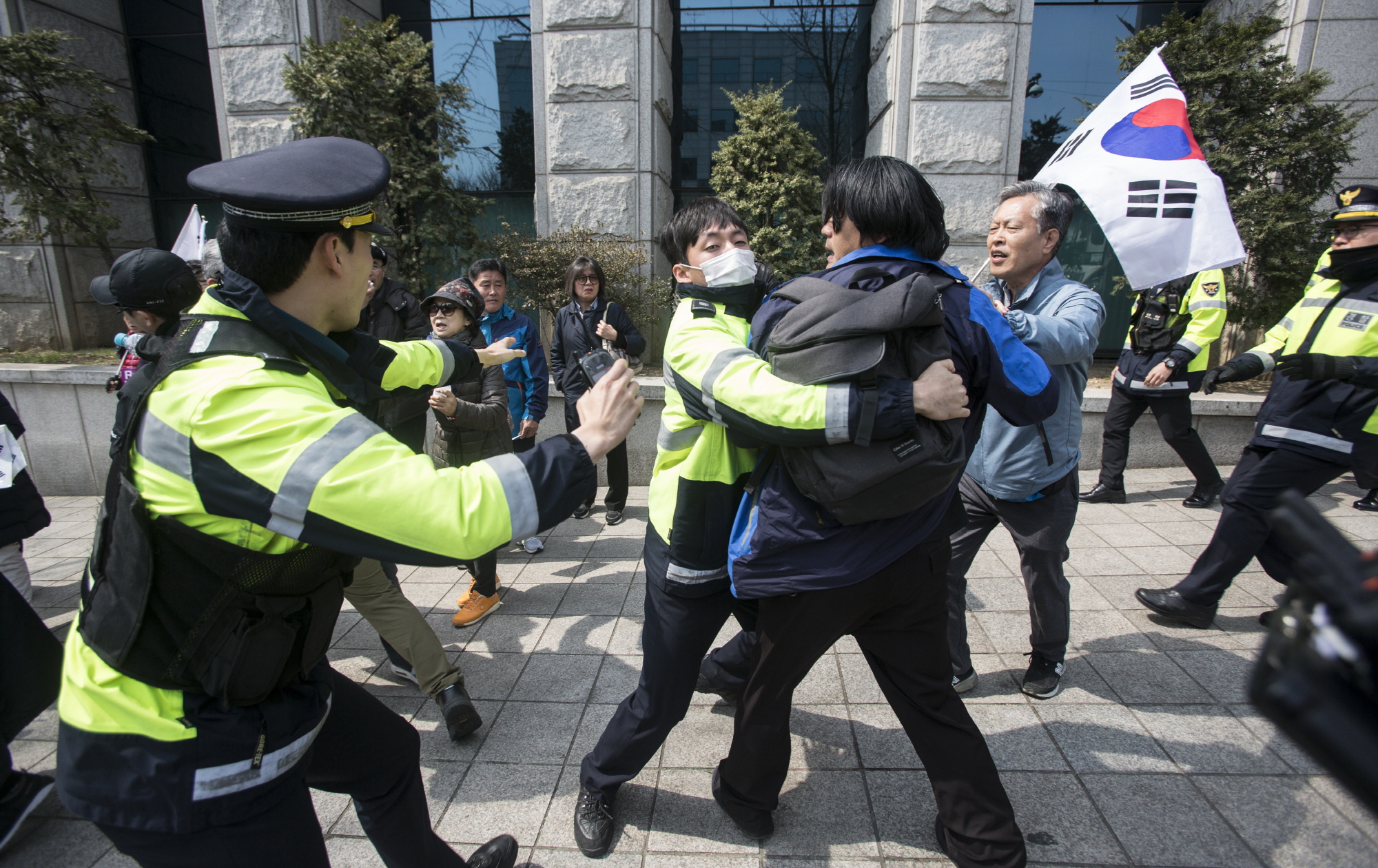법원;법원 박사모;법원 통제