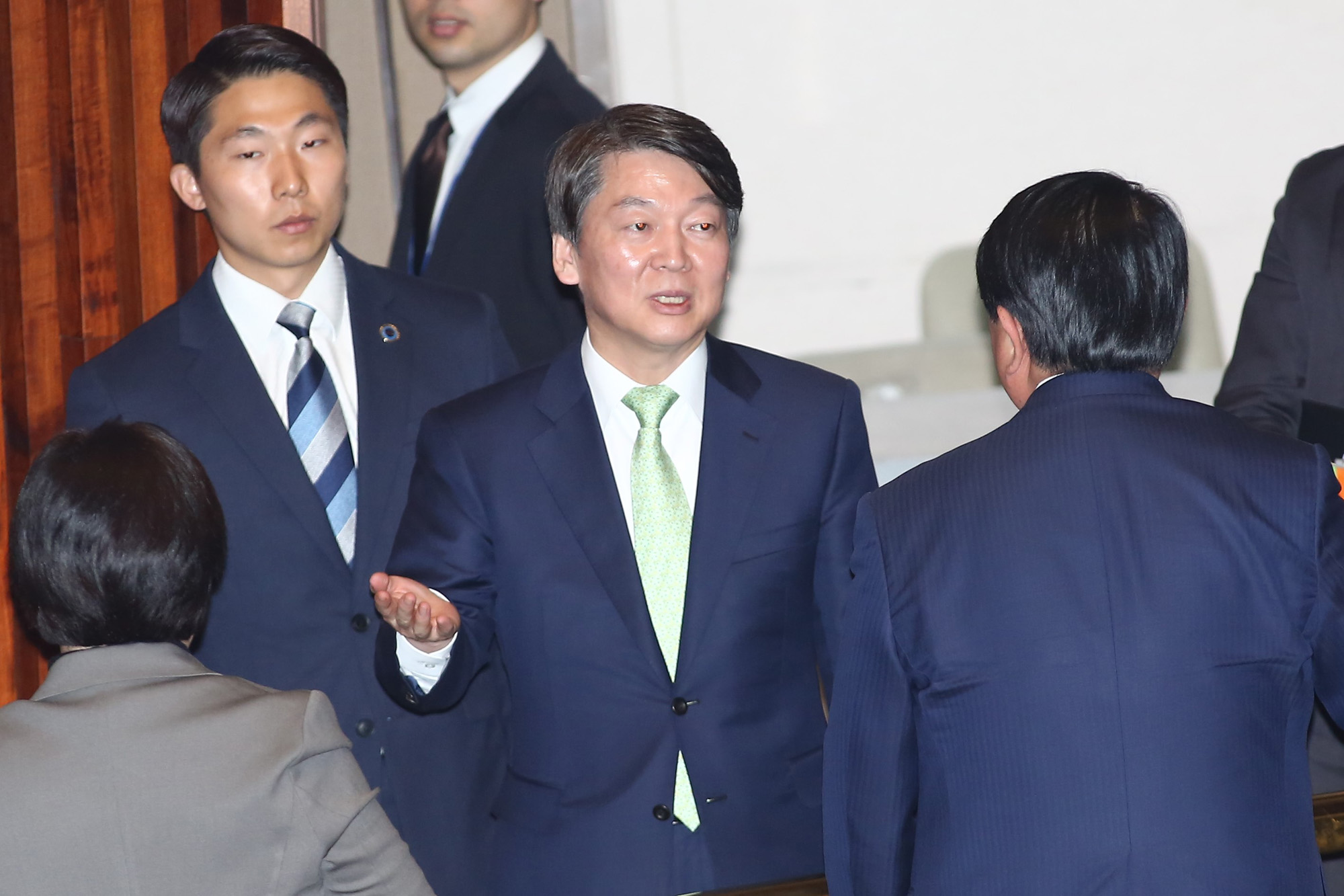 정치;국회;헌법개정특별위원회;문재인;안철수