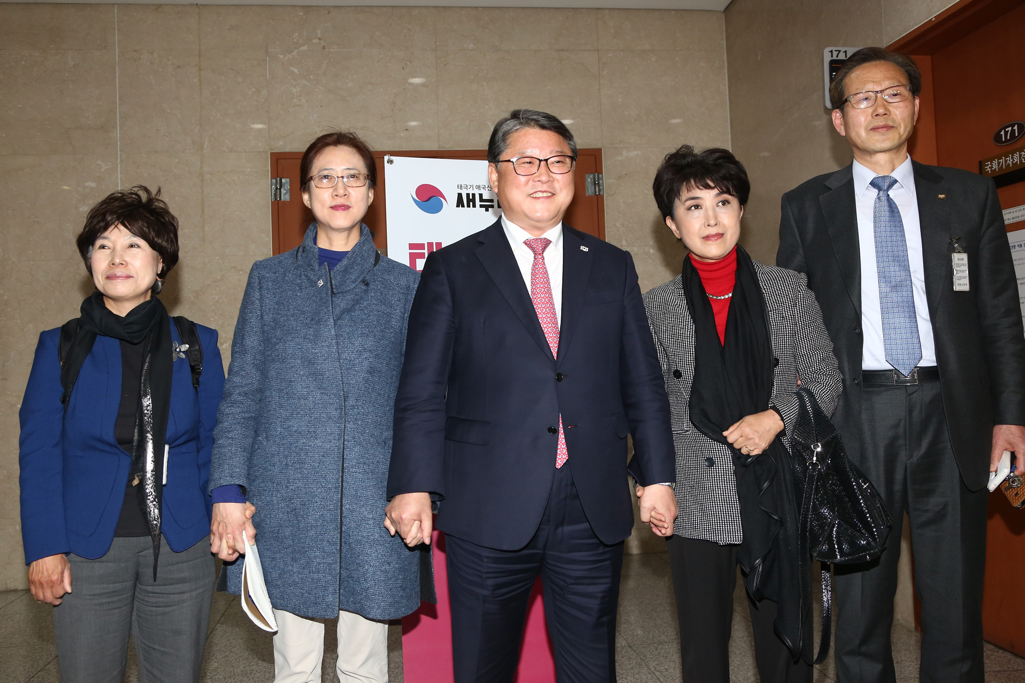 정치;국회;조원진;새누리당;정미홍;대선출마