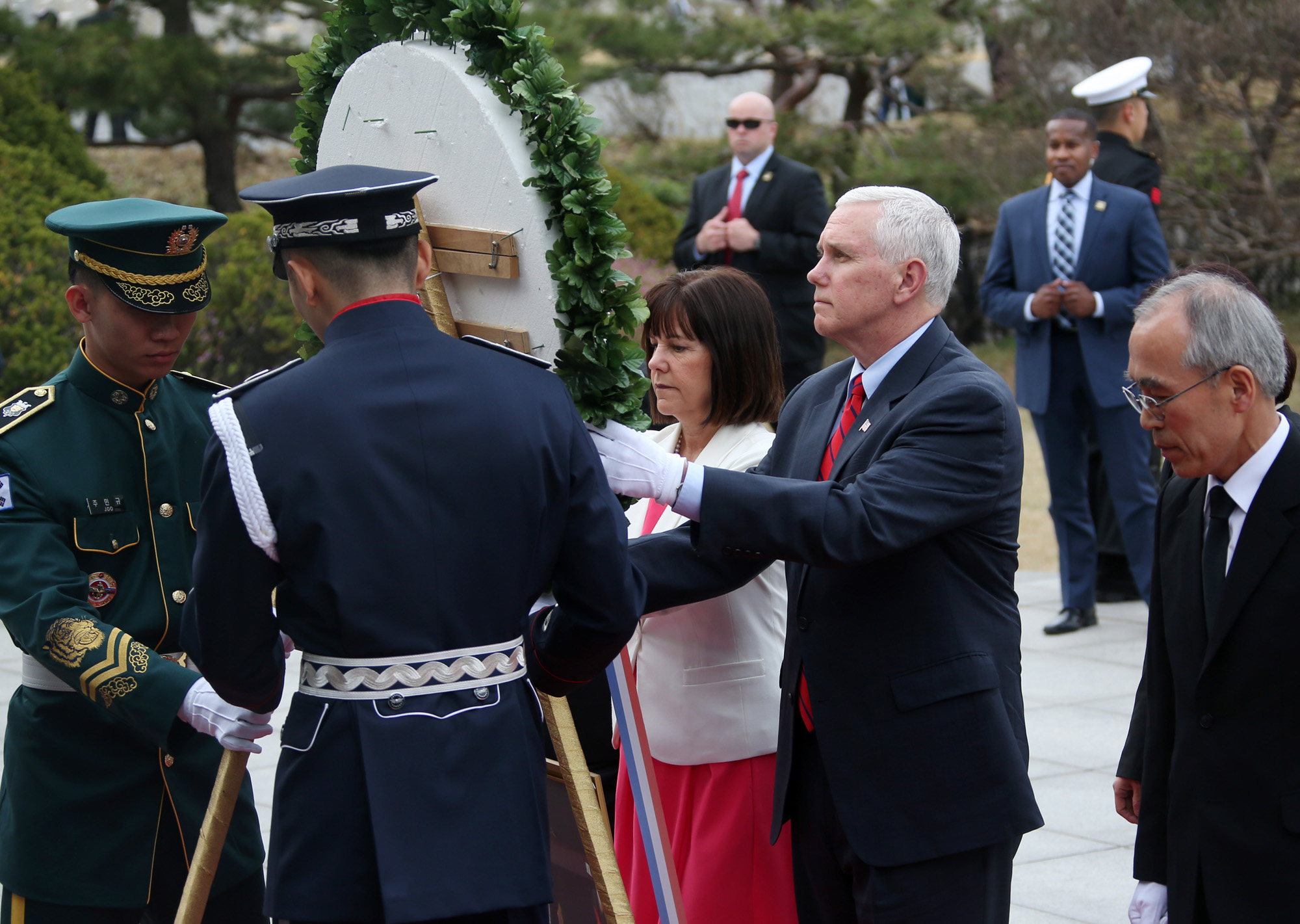 정치;마이크펜스;미국부대통령;현충원
