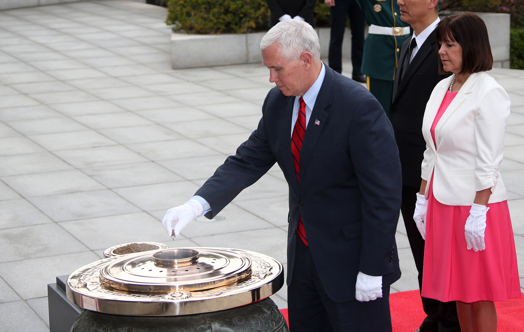 정치;마이크펜스;미국부대통령;현충원