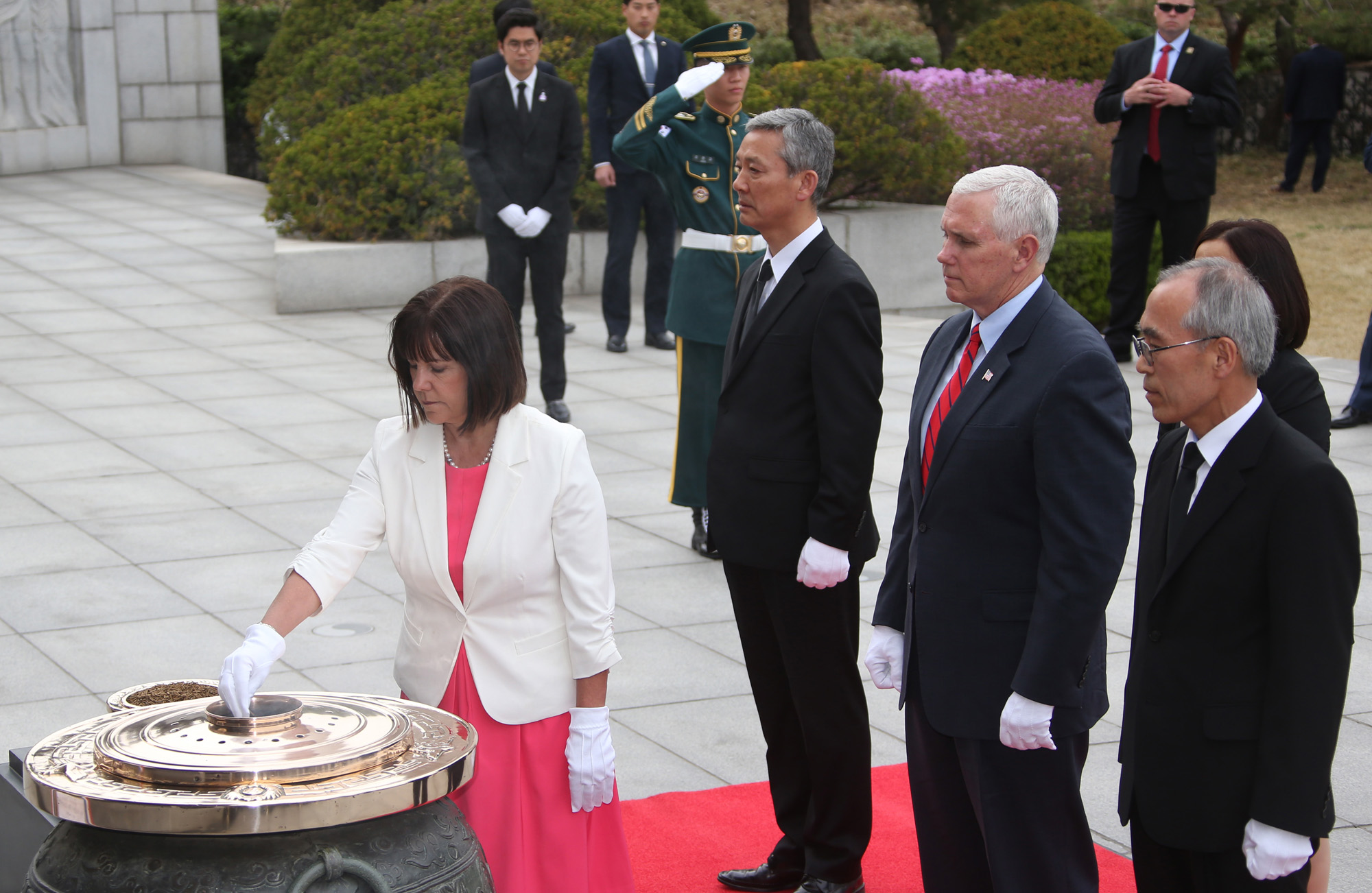 정치;마이크펜스;미국부대통령;현충원