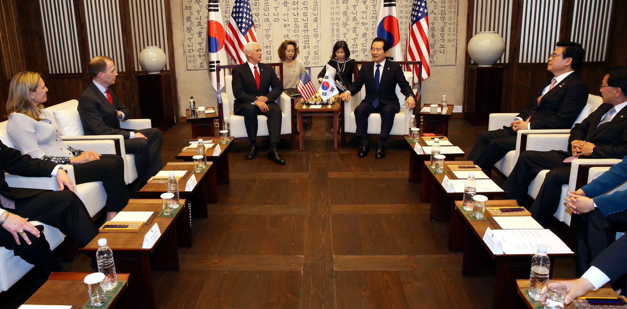 마이크펜스;정세균