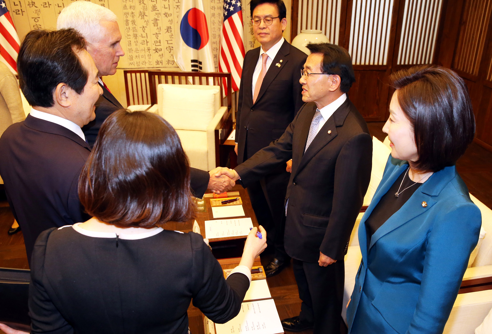 마이크펜스;정세균