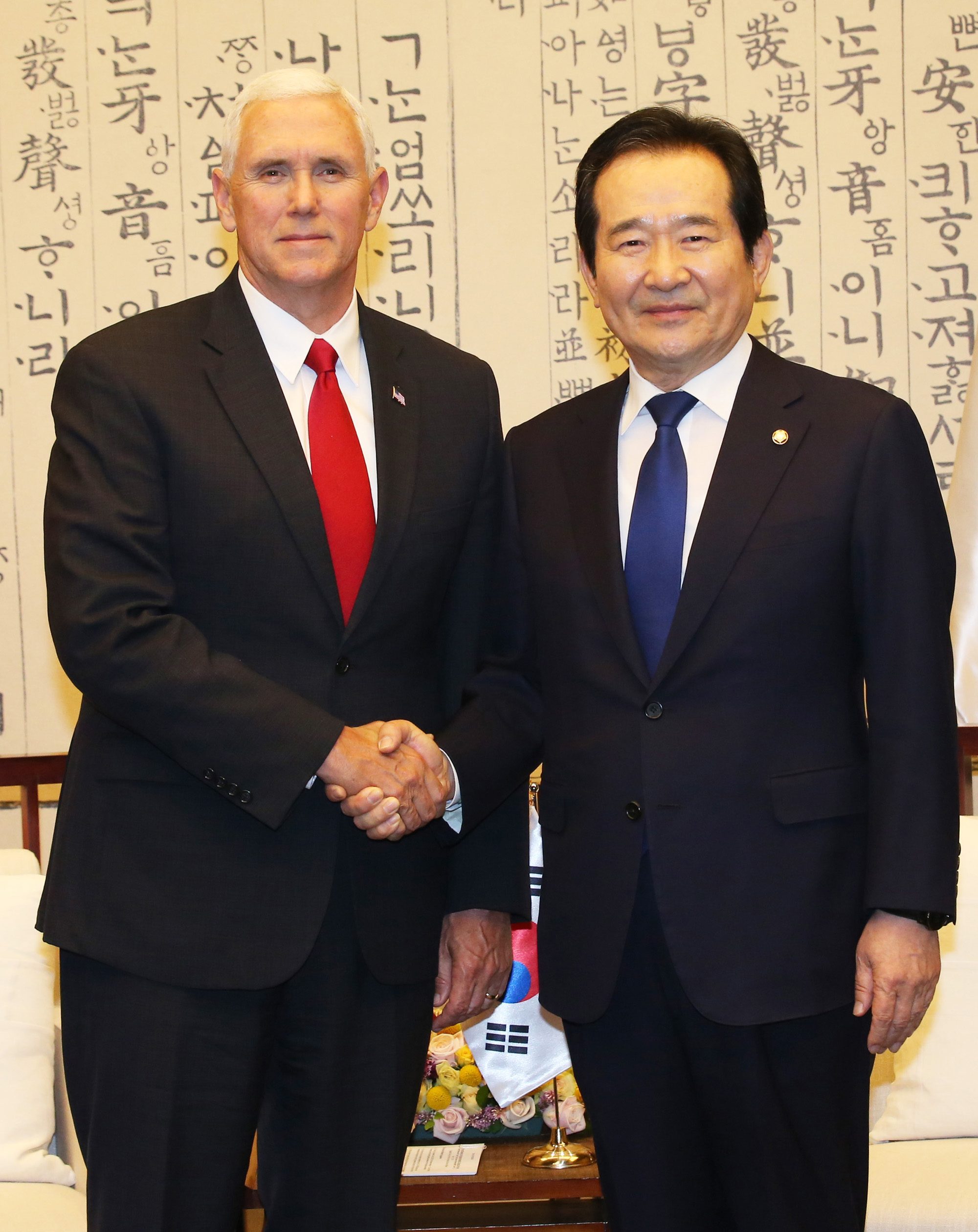 마이크펜스;정세균