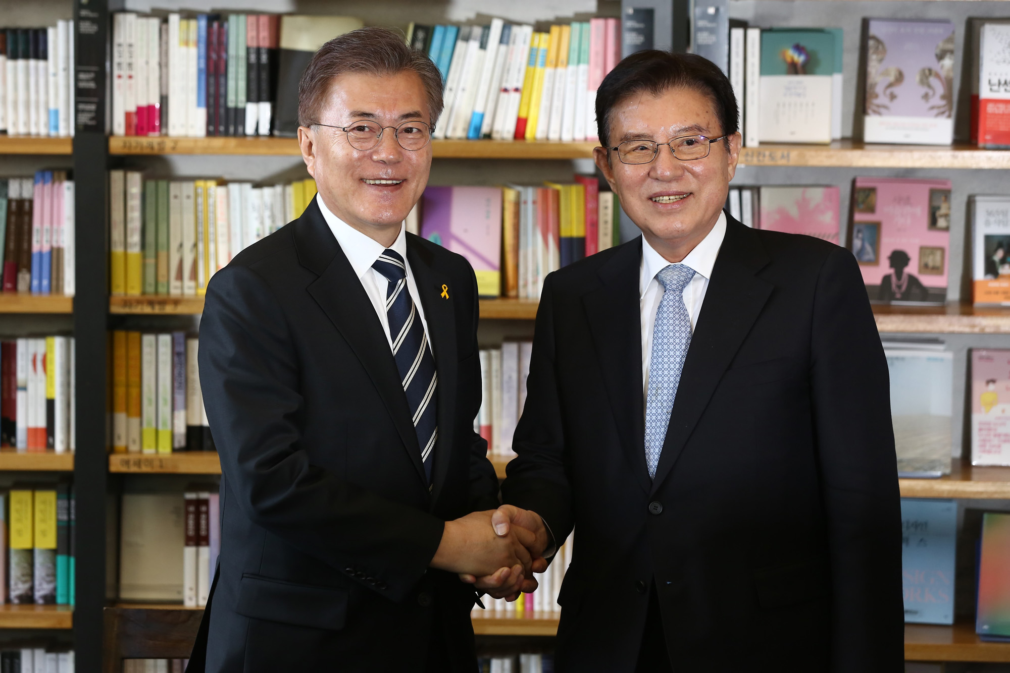 정치;문재인;김덕룡;김영삼민주센터이사장