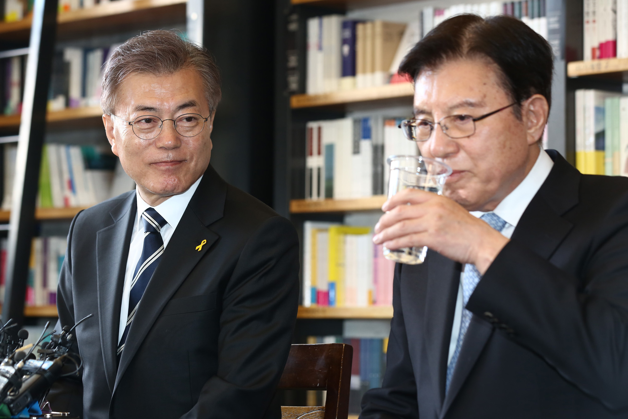 정치;문재인;김덕룡;김영삼민주센터이사장