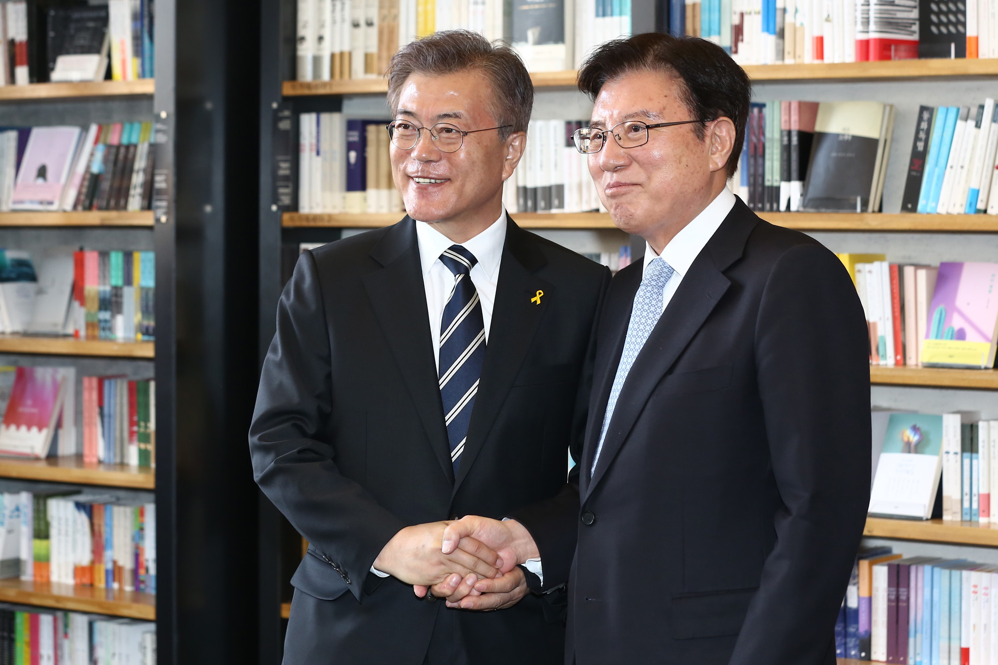 정치;문재인;김덕룡;김영삼민주센터이사장