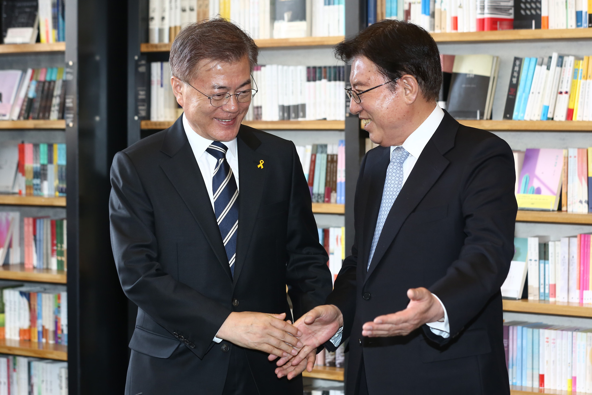 정치;문재인;김덕룡;김영삼민주센터이사장