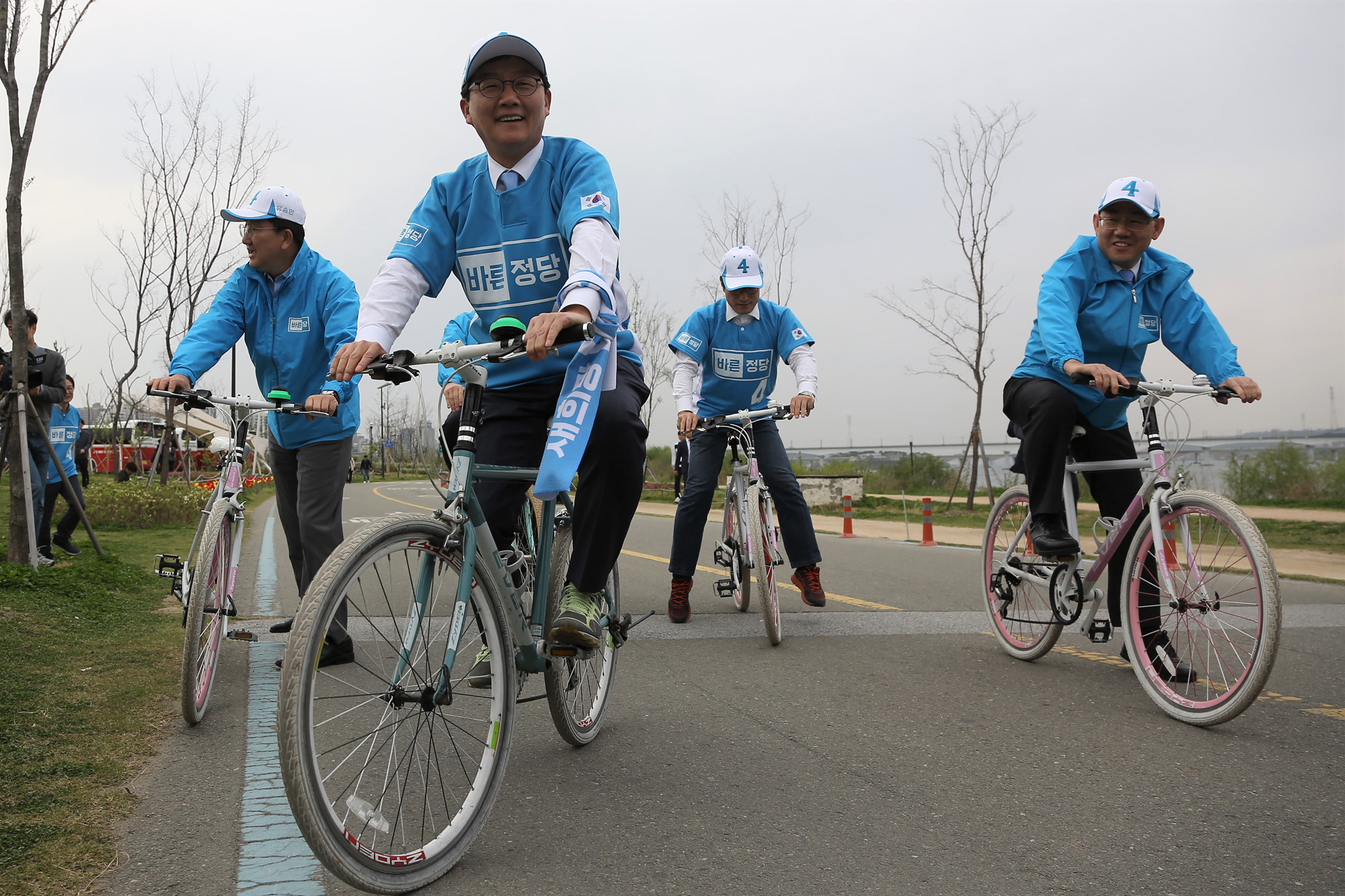 정치;유승민;자전거유세단;바른정당;대선후보