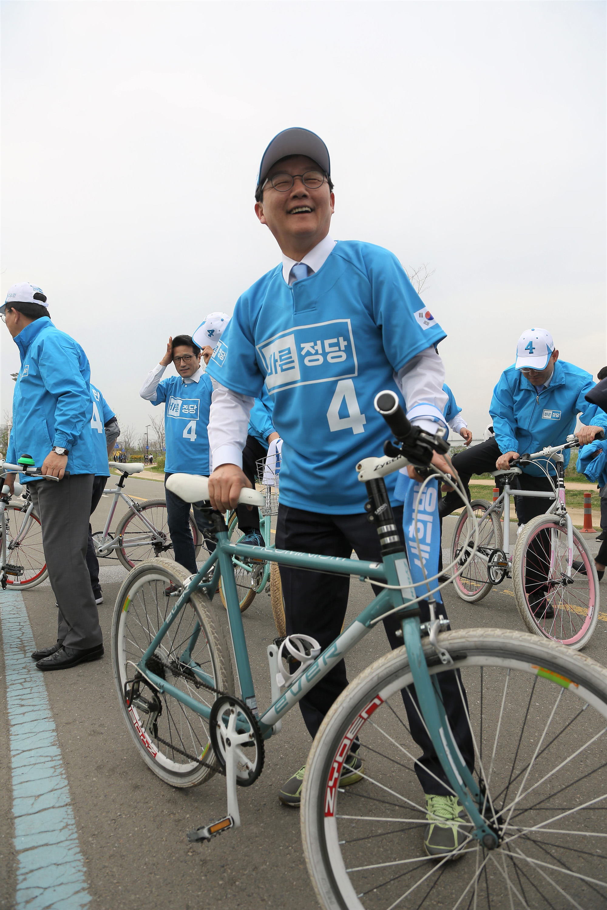 정치;유승민;자전거유세단;바른정당;대선후보