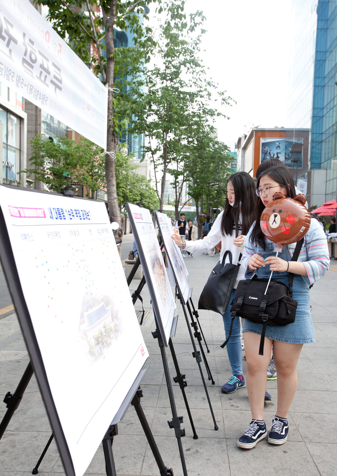 일요신문;스티커;설문조사;신촌;여의도;탑골공원;파고다공원;19대대선설문조사;새대통령에게바란다;안보;정치;경제;역점과제