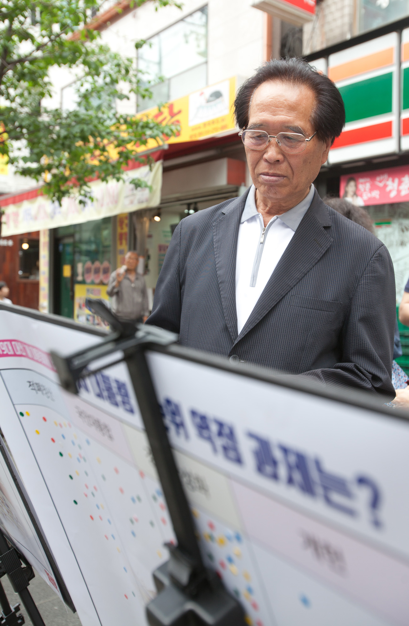 일요신문;스티커;설문조사;신촌;여의도;탑골공원;파고다공원;19대대선설문조사;새대통령에게바란다;안보;정치;경제;역점과제