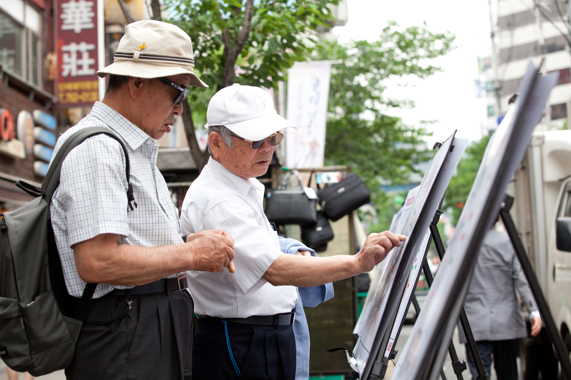 일요신문;스티커;설문조사;신촌;여의도;탑골공원;파고다공원;19대대선설문조사;새대통령에게바란다;안보;정치;경제;역점과제