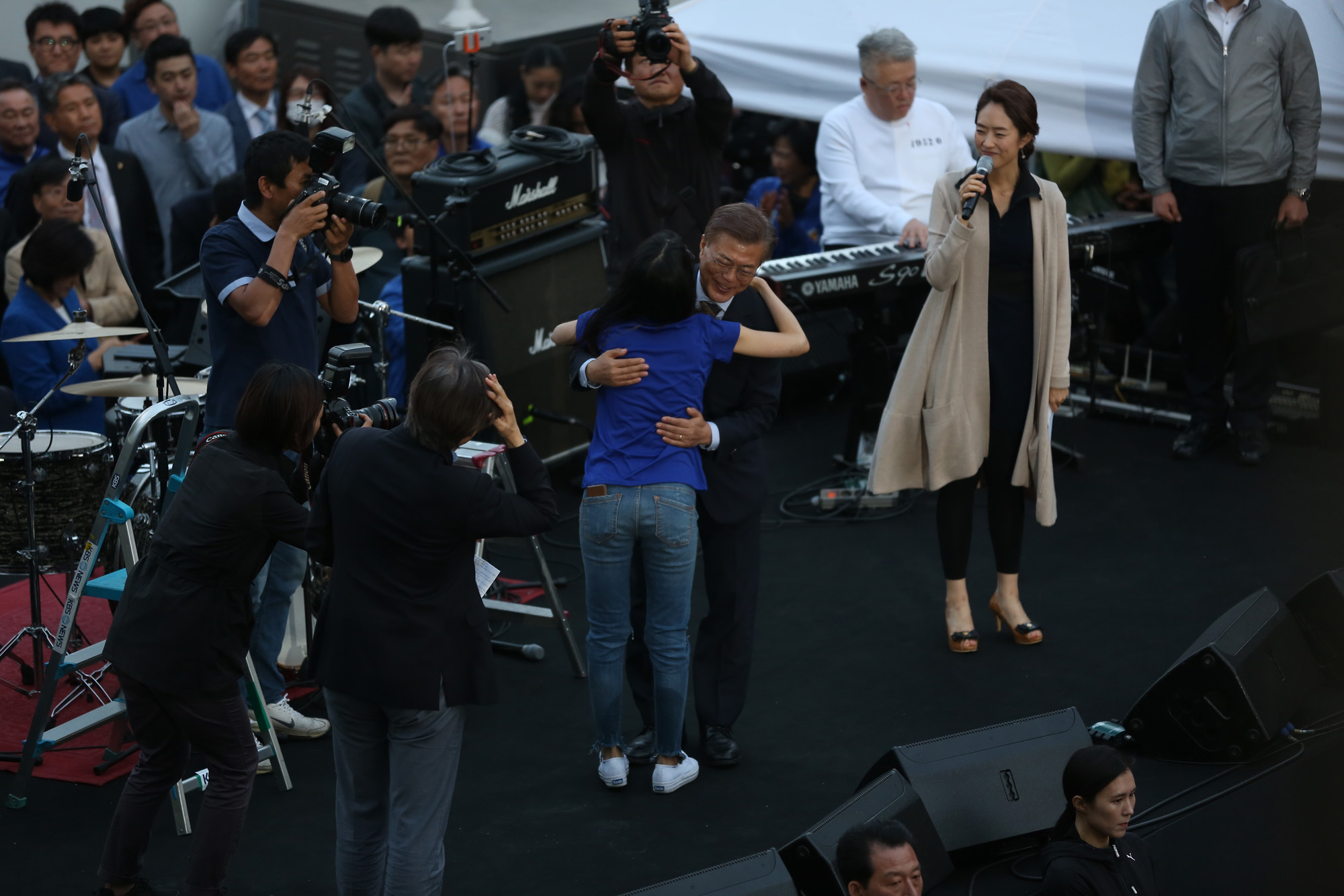 정치;문재인;대선후보;문재인프리허그;문재인홍대