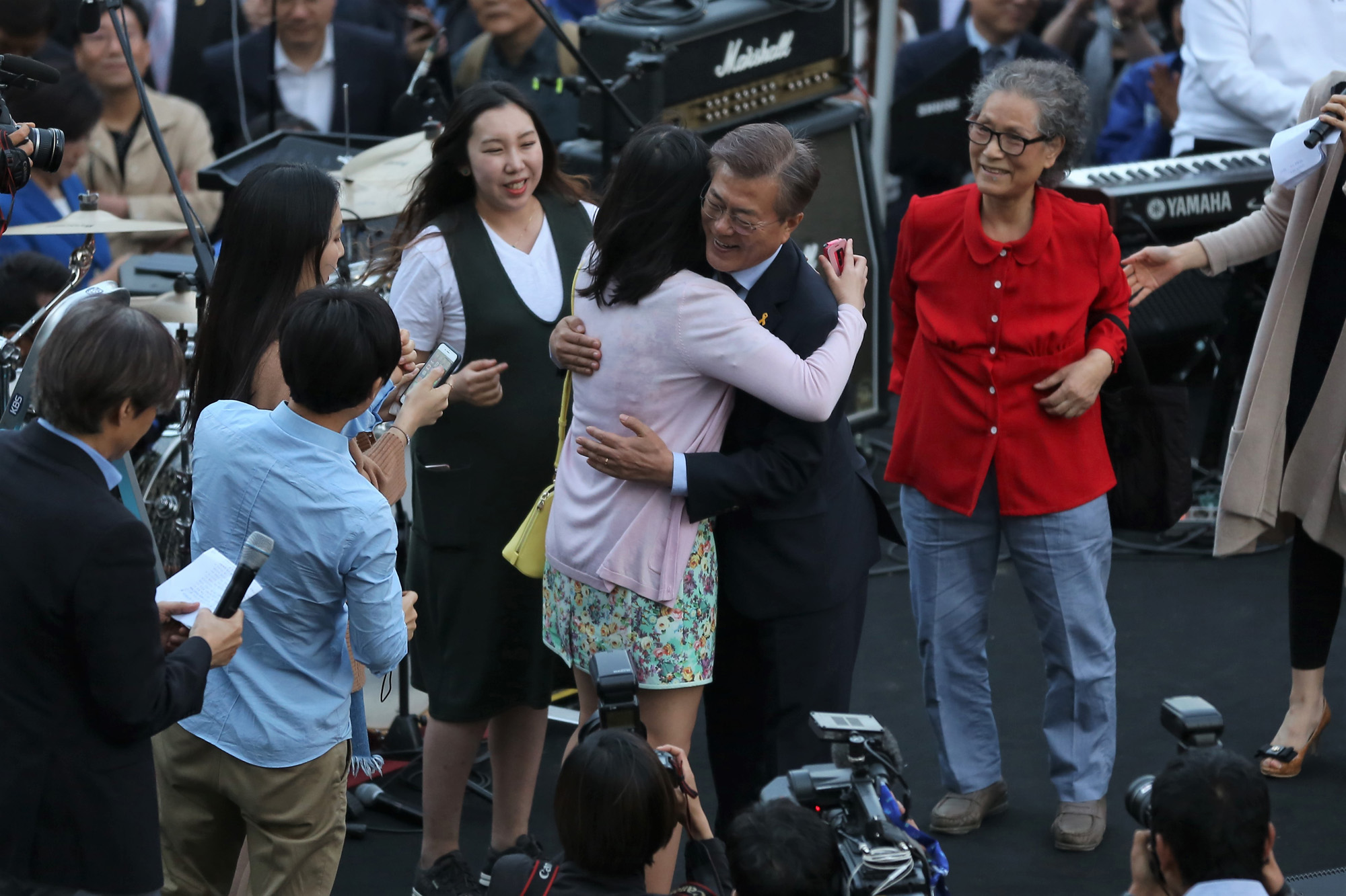 정치;문재인;대선후보;문재인프리허그;문재인홍대