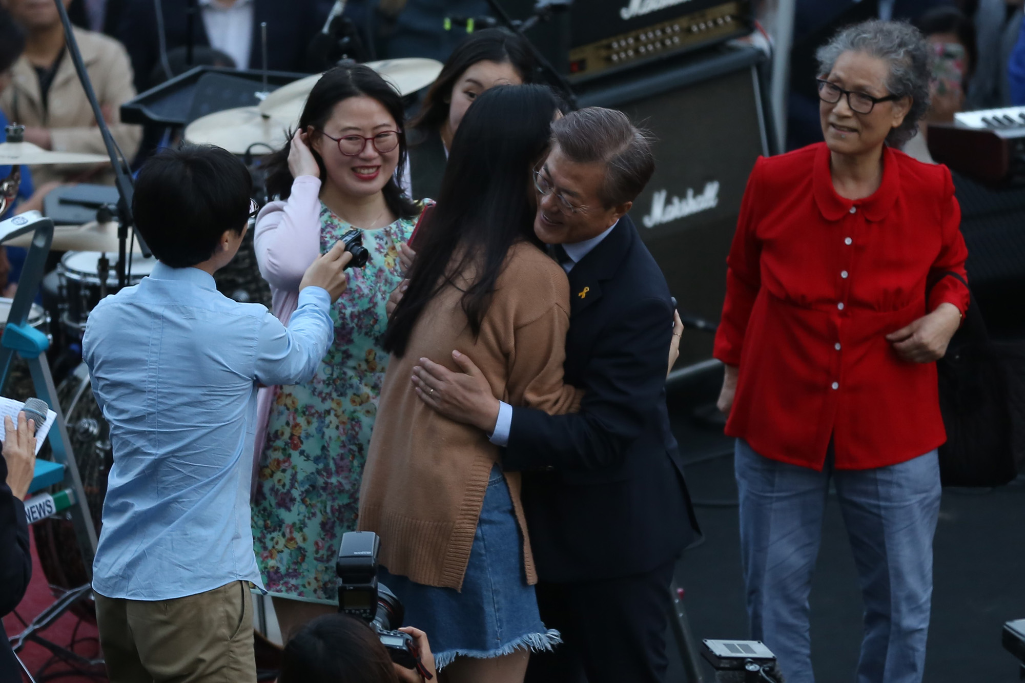 정치;문재인;대선후보;문재인프리허그;문재인홍대