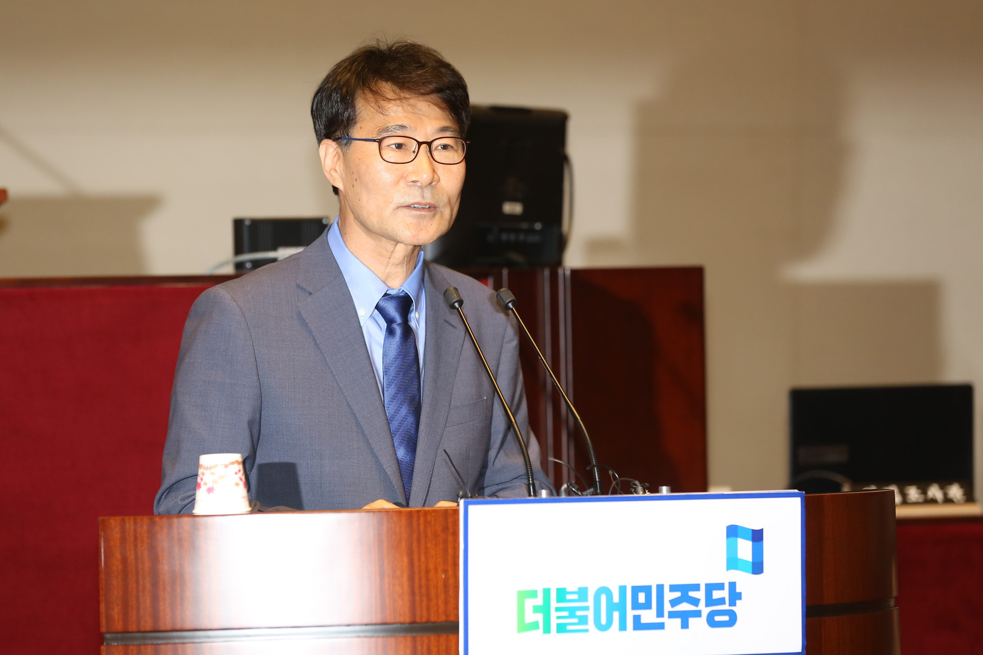 정치;국회;더불어민주당;의원총회;추미애;장하성