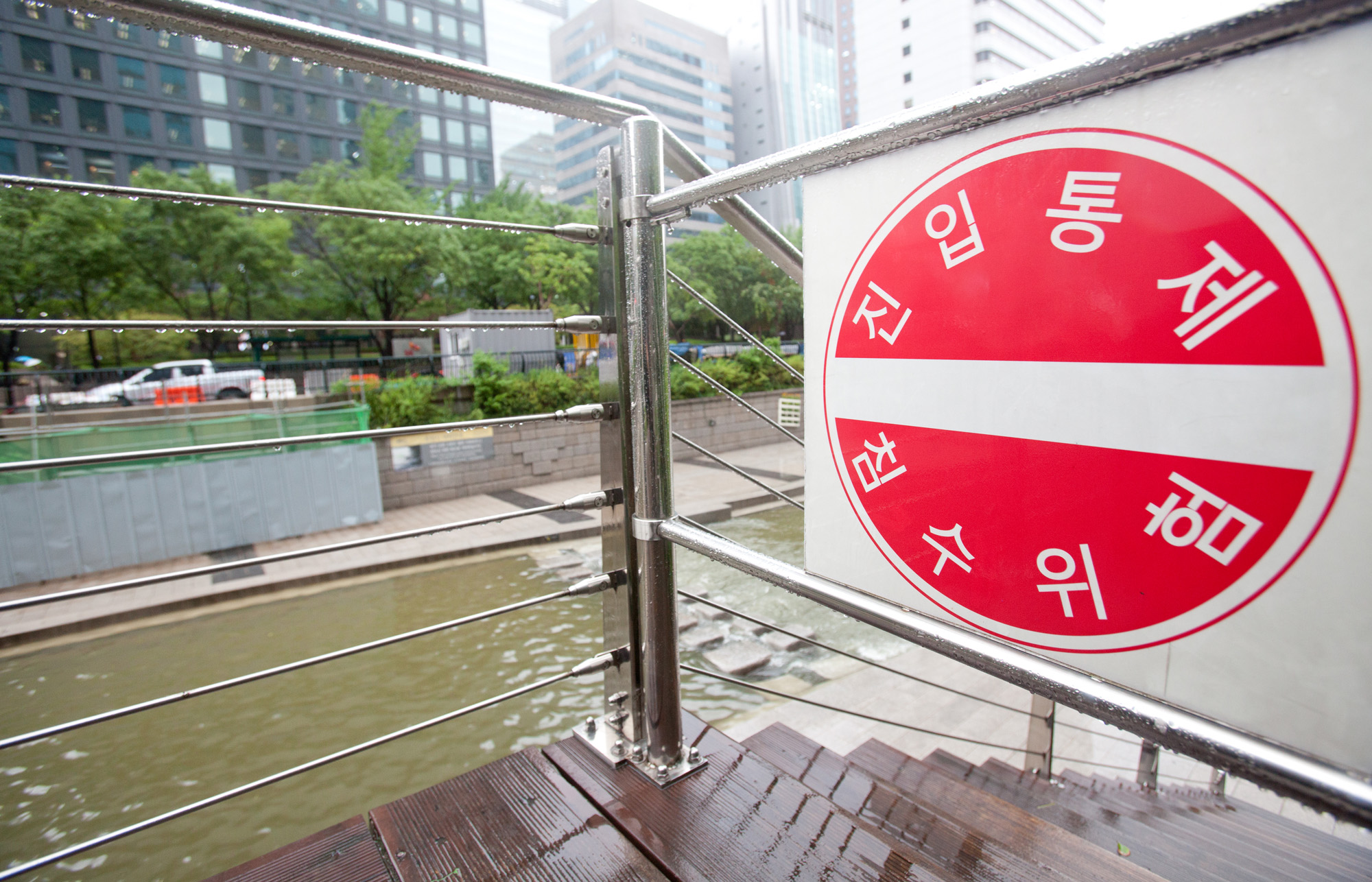 장마;청계천;광화문;비;여름비;청계천출입통제