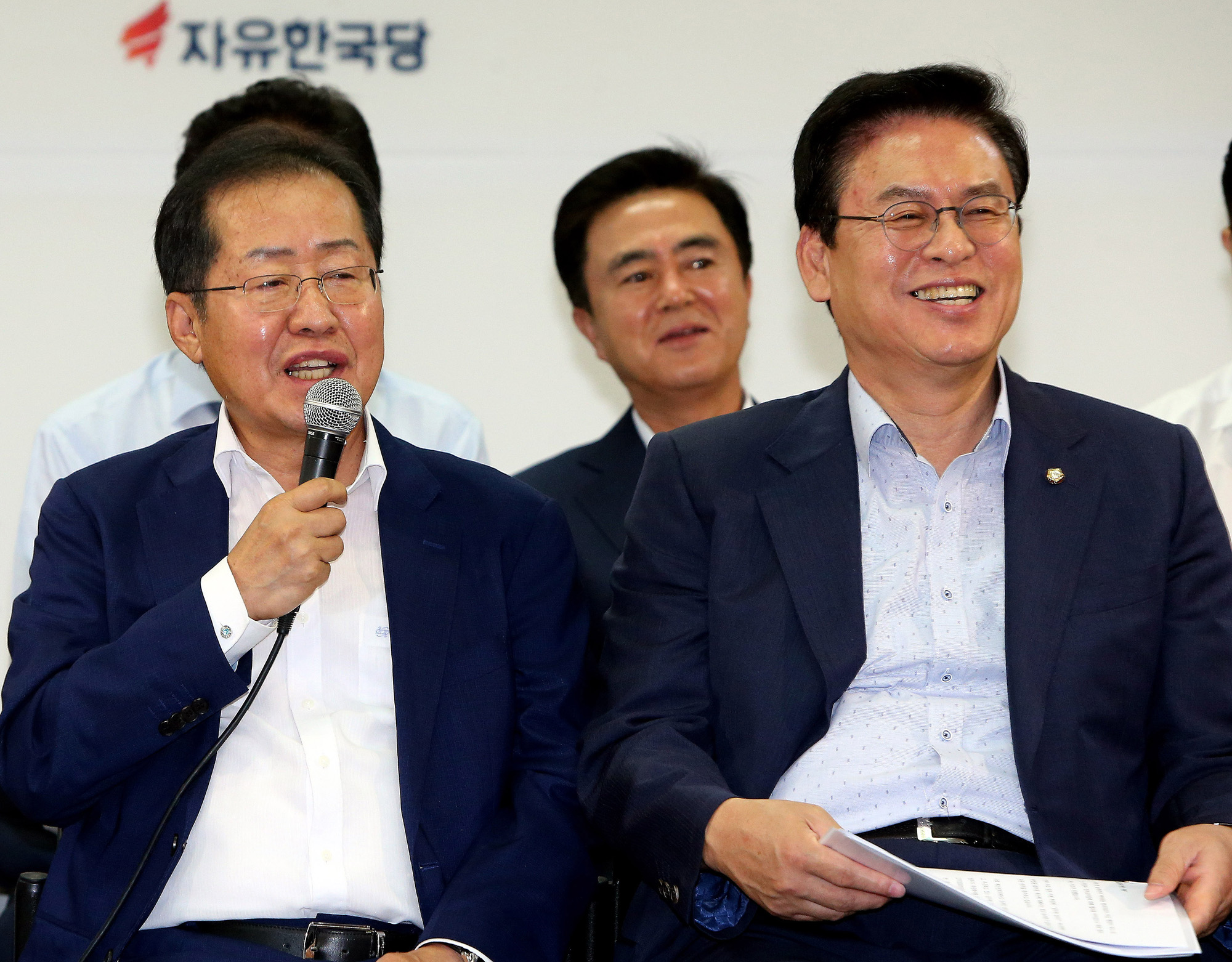 정치;자유한국당;정우택;홍준표