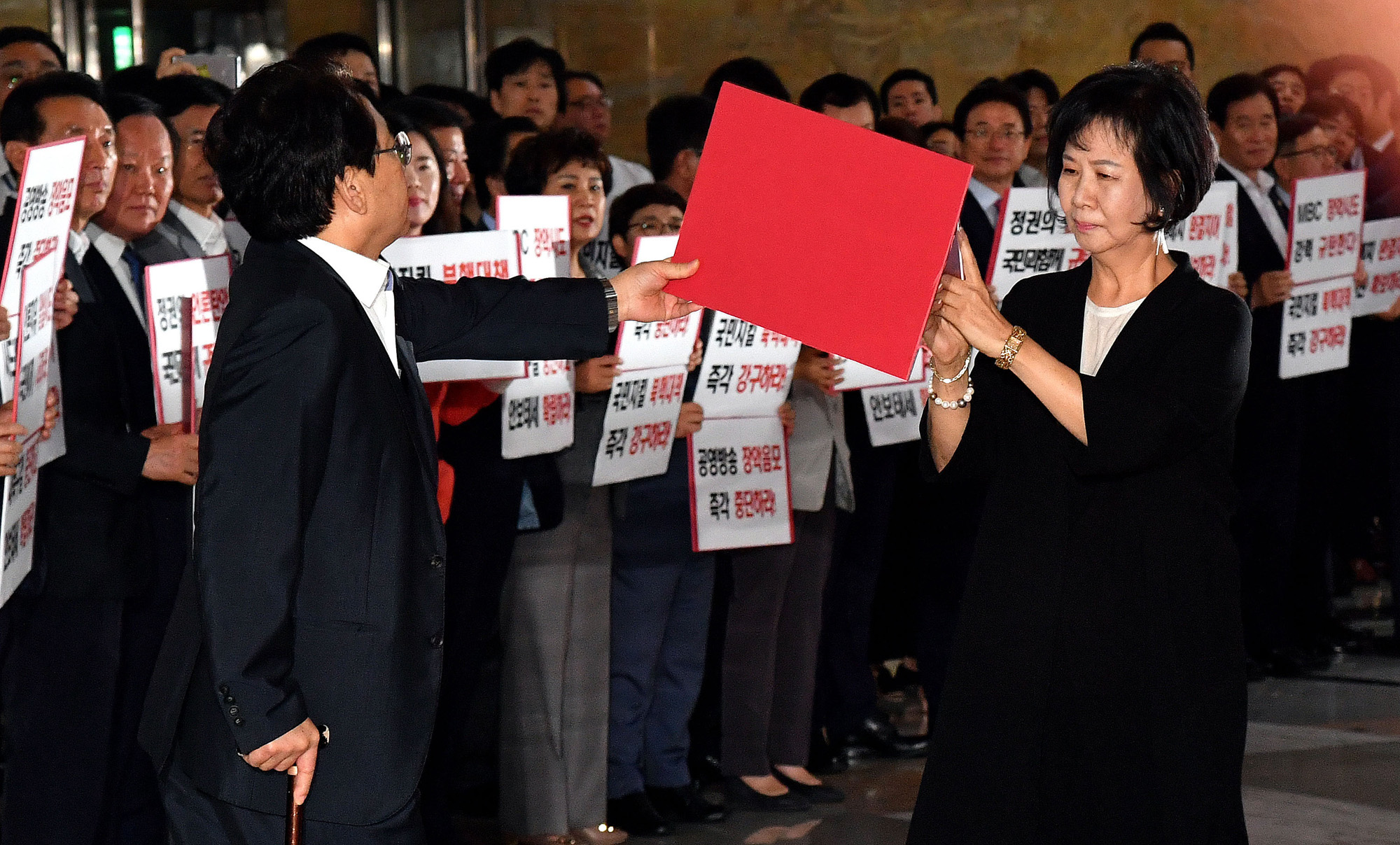 정치;자유한국당피켓시위;손혜원;하태경