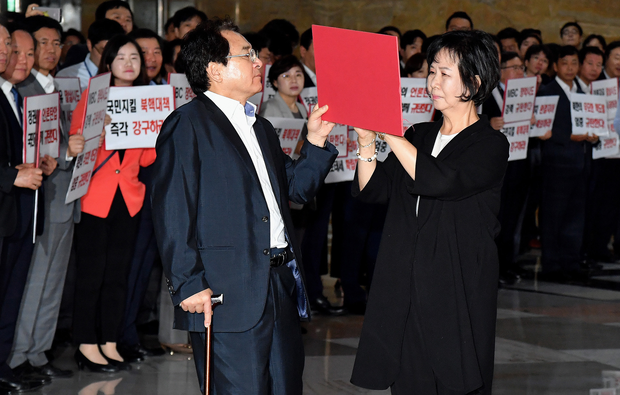 정치;자유한국당피켓시위;손혜원;하태경