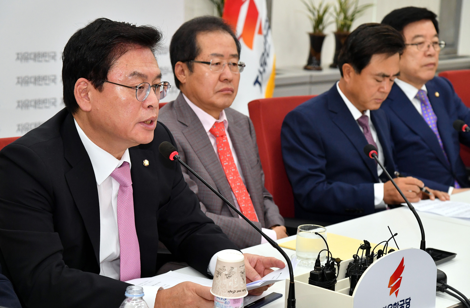 정치;자유한국당;홍준표;정우택;자유한국당연석회의
