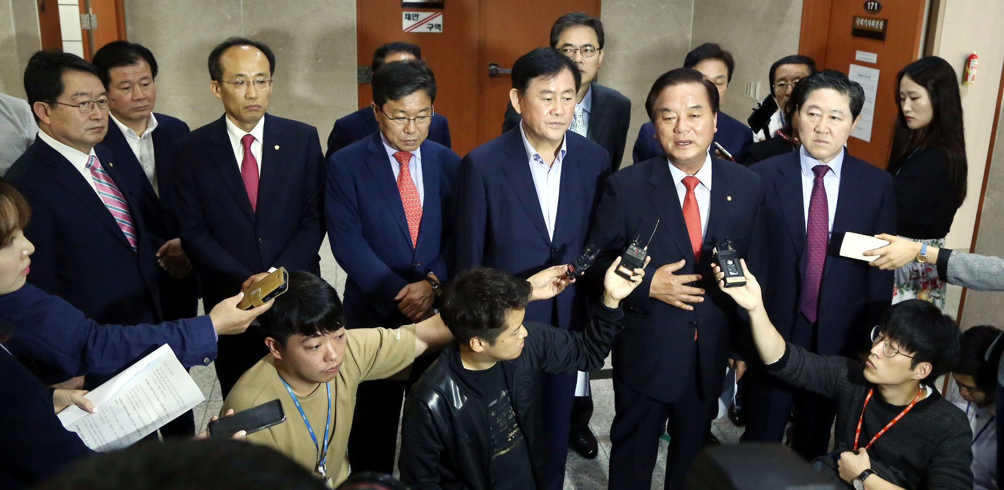 정치;국회;박근혜불구속수사;친박계의원;자유한국당