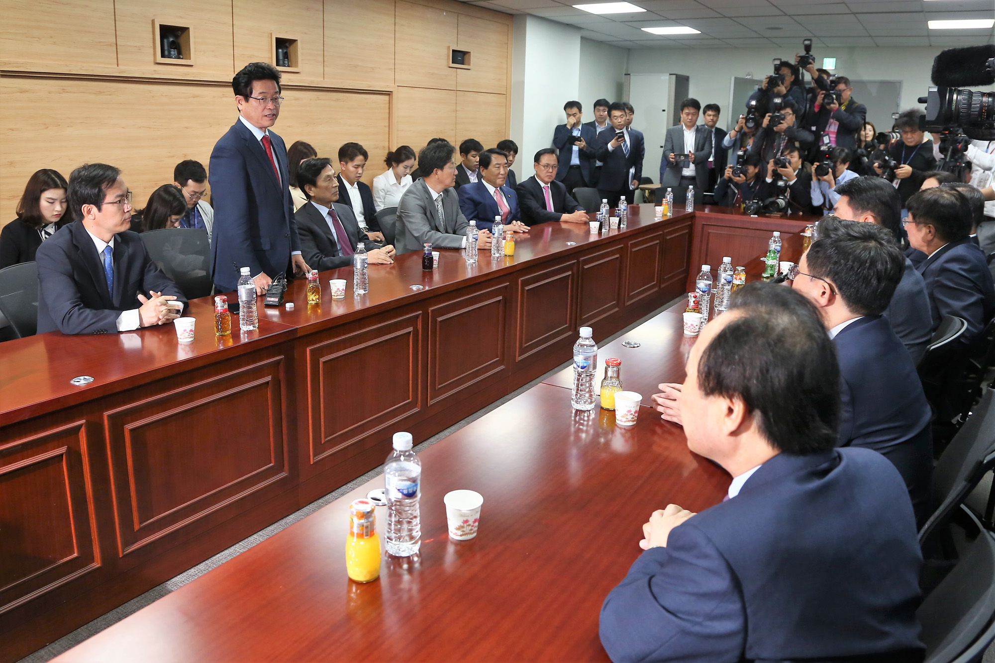 정치;국회;보수우파통합추진;바른정당;자유한국당;이철우;김영우
