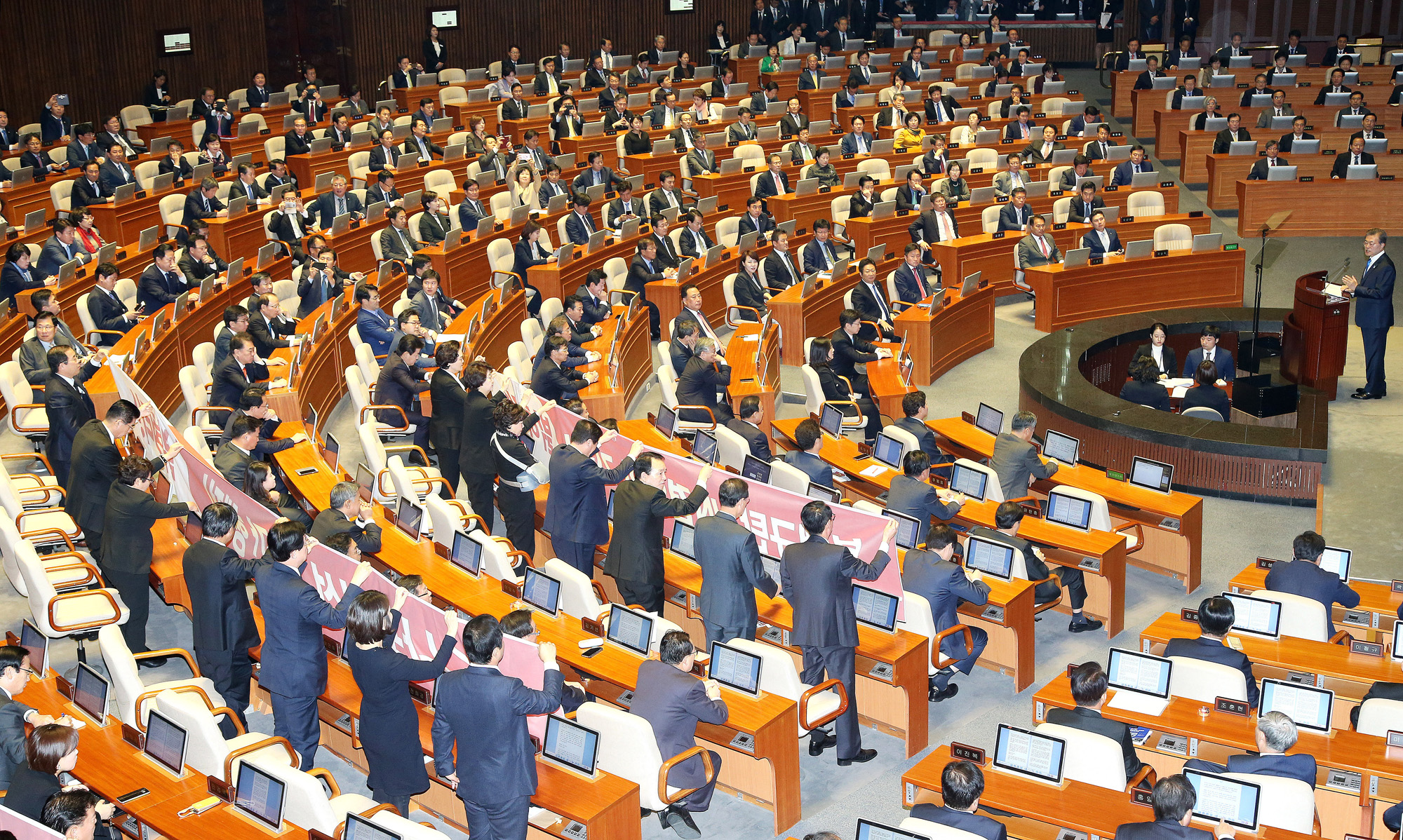 정치;국회;문재인;시정연설;자유한국당현수막시위