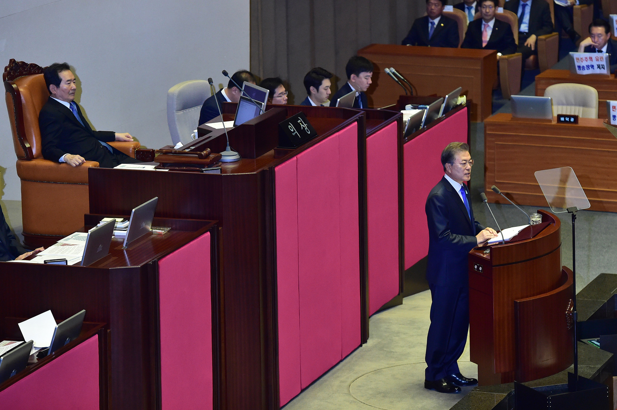 정치;국회;문재인;시정연설;자유한국당현수막시위