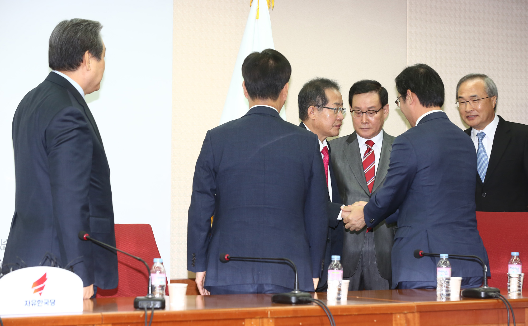 정치;국회;자유한국당재입당;김무성재입당;홍준표;바른정당탈당파