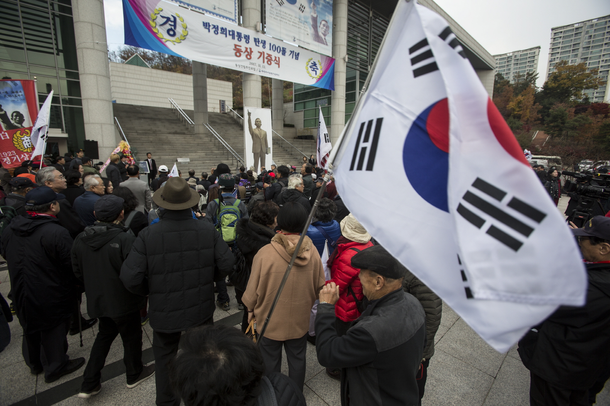 박정희동상기증식