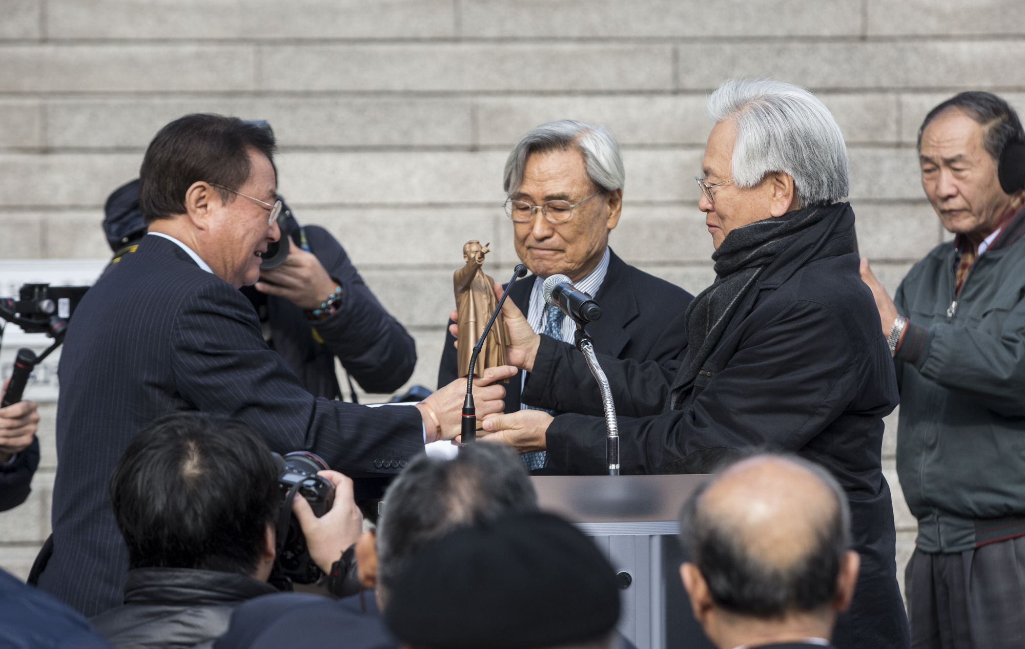 박정희동상기증식