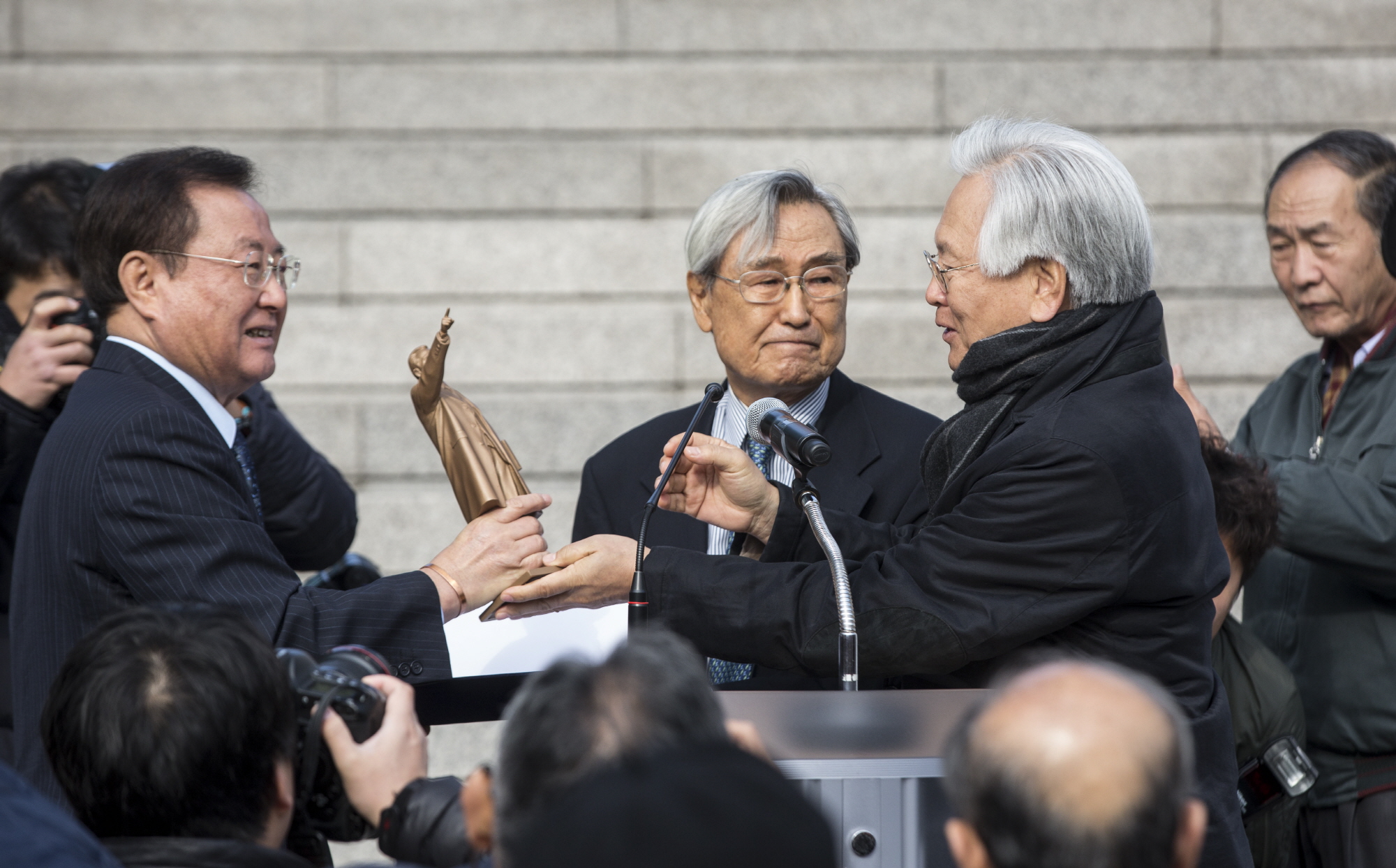 박정희동상기증식