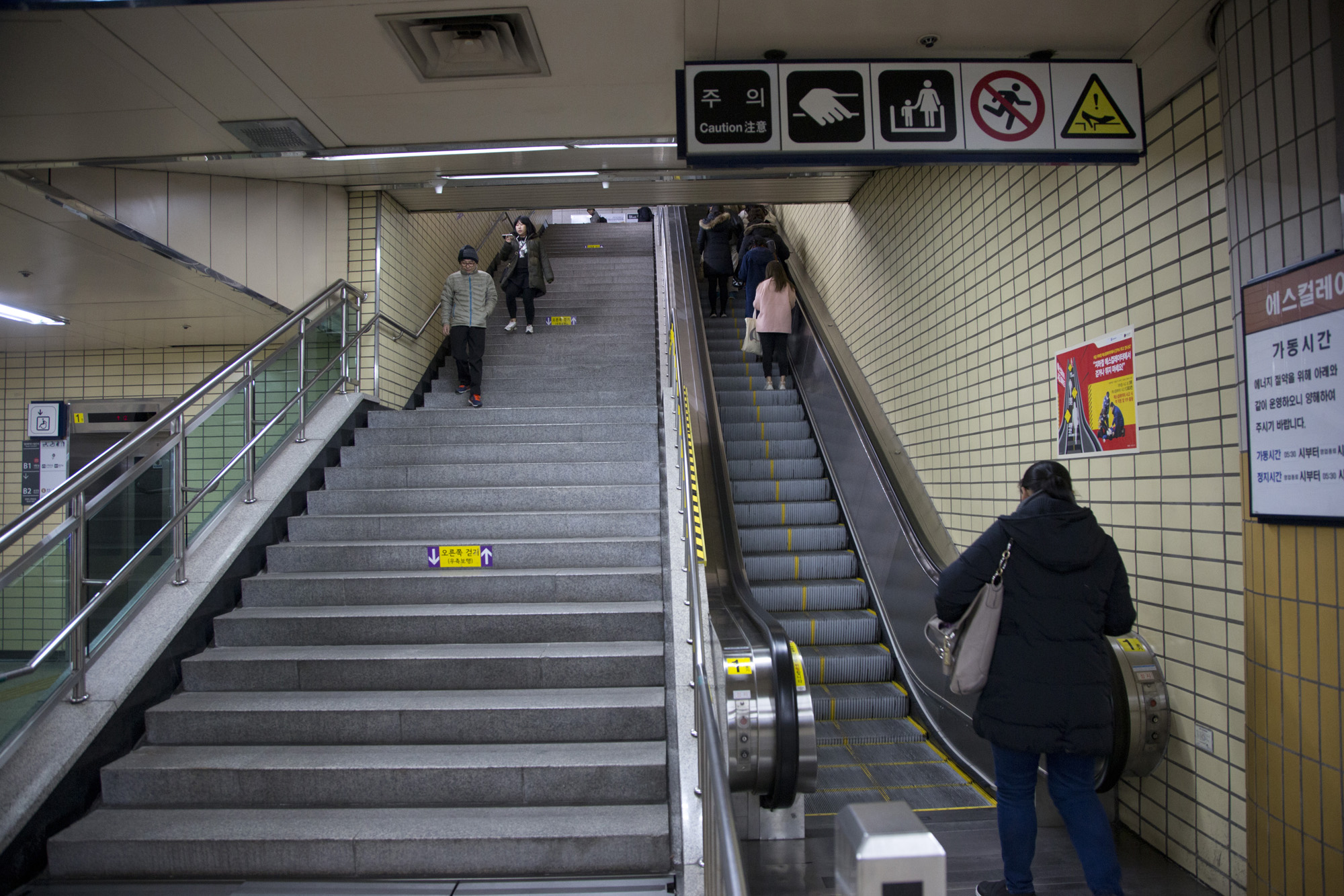 사회;세태;지하철;6호선;에스컬레이터;상행;하행;망원역