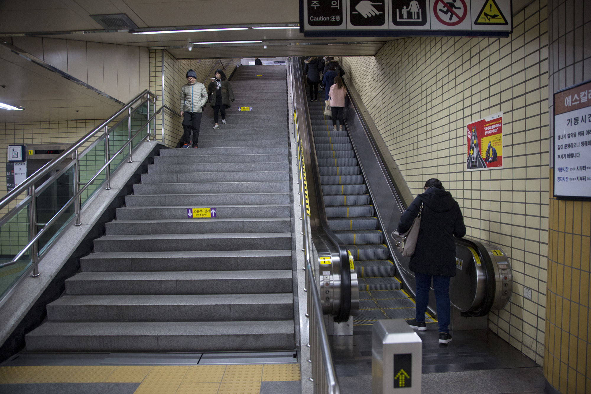 사회;세태;지하철;6호선;에스컬레이터;상행;하행;망원역
