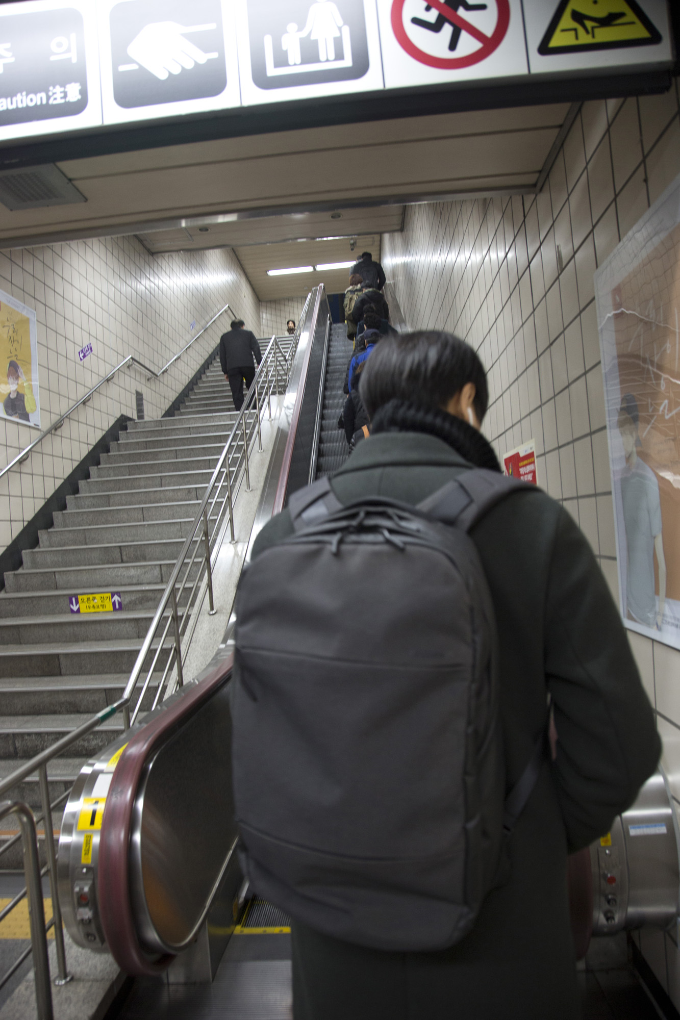 사회;세태;지하철;6호선;에스컬레이터;상행;하행;증산역